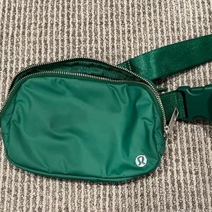 EXCELLENT CONDITION first release Lululemon Belt Bag in Everglade Green